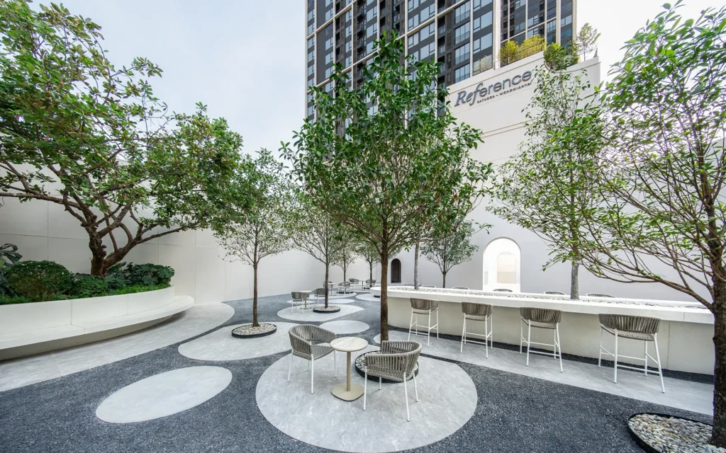 Reference Sathorn - Wongwianyai luxury condominium ground-level landscaped central garden courtyard facility